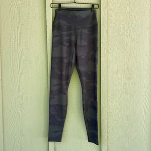 Alo Camo Yoga Pants Legging, Size Medium